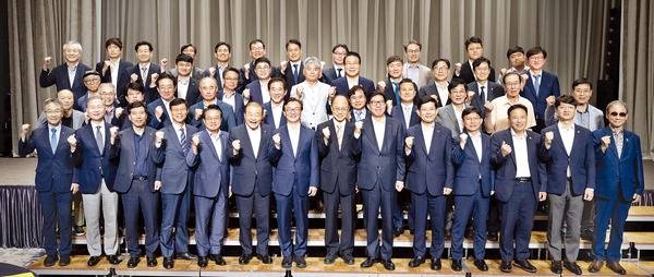24일 부산롯데호텔 크리스탈볼룸에서 열린 ‘2025 지역경제 기 살리기 정책콘퍼런스’에 참석한 내빈들이 기념촬영을 하고 있다. 앞줄 왼쪽 네번 째부터 송상근 부산항만공사 사장, 안병길 해양진흥공사 사장, 양재생 부산상공회의소 회장, 전재수 해양수산부 장관, 황문성 국제신문 발행인, 박형준 부산시장, 빈대인 BNK금융그룹 회장.   전민철 기자 jmc@kookje.co.kr