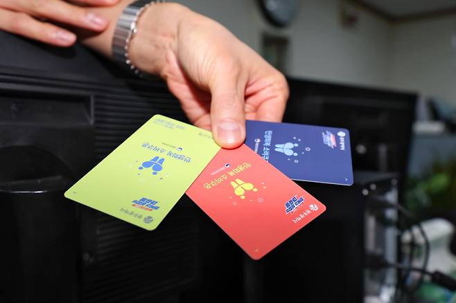 Gwangju’s original consumer voucher cards are color-coded by recipient's income levels which determine the amount they receive as part of the nationwide stimulus program.  (Yonhap)