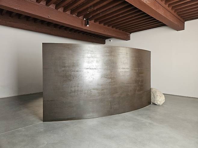 Installation view of Lee Ufan's “Relatum – The Stage” at  Lee Ufan Arles (Park Yuna/The Korea Herald)