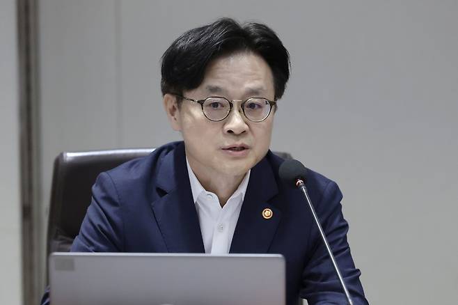 Minister of Trade, Industry and Energy Kim Jung-kwan delivers opening remarks during a Cabinet meeting presided over by President Lee Jae Myung at the presidential office in Yongsan District, central Seoul, on July 22. [YONHAP]