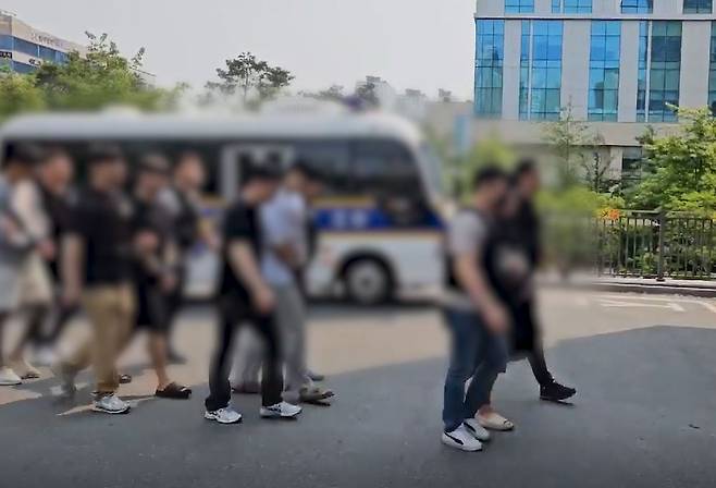 A gang member charged with operating an illegal gambling site is sent to the prosecutors' office on May 30. [GYEONGGI NAMBU PROVINCIAL POLICE AGENCY]