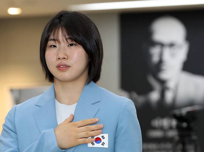Judoka Huh Mi-mi salutes the Korean flag during a ceremony for issuing membership cards to descendants of independence patriots at the Liberation Hall in Yeongdeungpo District, western Seoul, on Aug. 14, 2024. [NEWS1]