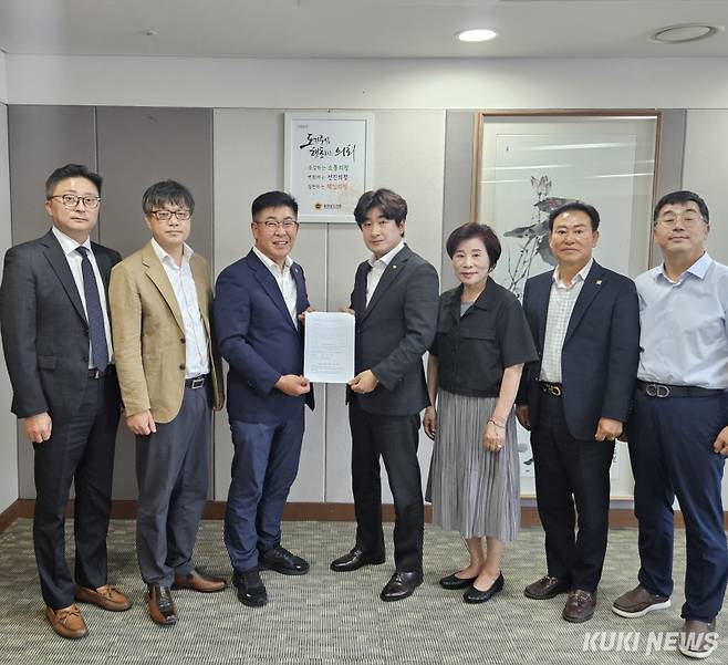 오인철 충남도의원(왼쪽 3번째)은 지난 23일에는 충청남도의회에서 도내 15개 시·군 공인중개사들의 조례 개정 청원서를 충남공인중개사협회로부터 전달받았다.