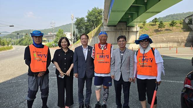 임동주 경주시 문화관광국장(왼쪽 세 번째)이 영천 만불사 입구에서 이범식 박사와 기념촬영을 하고 있다. 경주시 제공