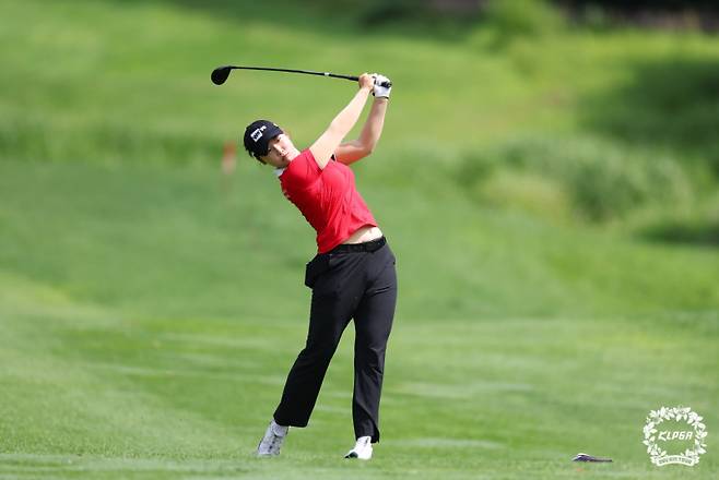 ‘보스 베이비’ 김민솔이 KLPGA 2025 휘닉스CC 드림투어 11차전 우승을 차지하면서 시즌 4승 고지를 밟았다. 김민솔은 상금 순위 1위에 오르는 겹경사를 누렸다. KLPGA 제공