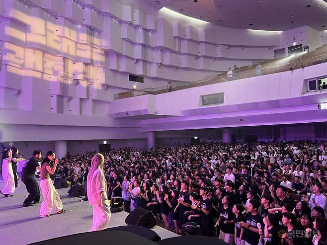 전국청소년연합수련회 ‘스피릿 파워’에 참석한 청소년들이 24일 경기도 성남시 분당구 할렐루야교회 예배당에서 노래를 부르며 예배를 드리고 있다.