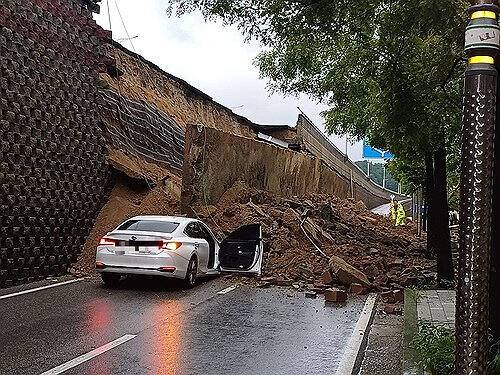 지난 16일 집중호우로 오산 가장교차로 고가도로 옹벽이 붕괴돼 차량 2대가 깔리는 사고가 발생한 현장. 경기도소방재난본부 제공