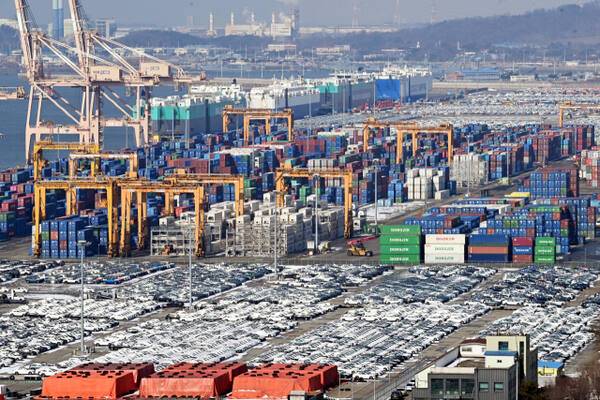 평택항에서 선적을 기다리고 있는 수출용 자동차와 컨테이너박스. 경기일보DB