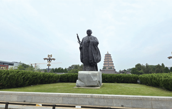 현장법사 동상과 뒤쪽 대안탑. 작가 제공