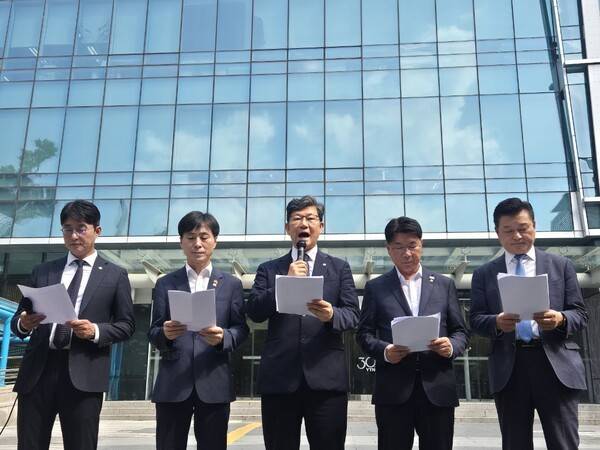 ▲노종면, 한창민, 김남근 이재관 의원과 신용한 교수(왼쪽부터) 등 '민생과 혁신을 위한 개혁행동포럼'은 24일 서울 마포구 상암동 YTN 사옥 앞에서 기자회견을 열고“윤석열 정권이 불법 매각한 YTN을 정상화시켜야 한다”고 밝혔다. 사진=김예리 기자