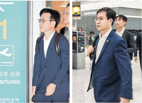 김정관(왼쪽 사진) 산업통상자원부 장관이 23일 오전 인천국제공항 제2터미널에서 미국으로 출국하고 있다. 여한구(오른쪽) 산업부 통상교섭본부장이 22일(현지시간) 막판 통상 및 관세 협상을 위해 미국 워싱턴 DC 인근 덜레스국제공항에 도착했다. [사진 출처 = 연합뉴스]