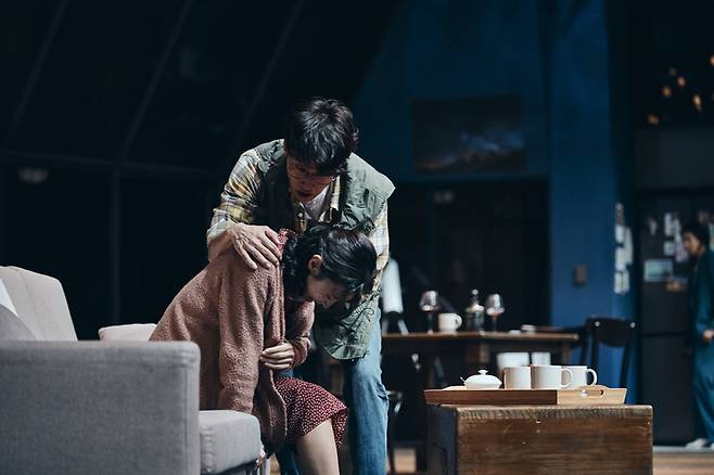 연극 ‘2시 22분’에서 제니(박지연)가 힘들어하자 샘(김지철)이 위로해주고 있다. <신시컴퍼니>
