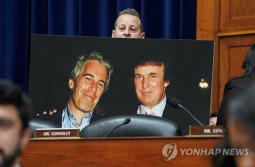 트럼프 전 대통령과 엡스타인의 과거 사진 [로이터 = 연합뉴스]