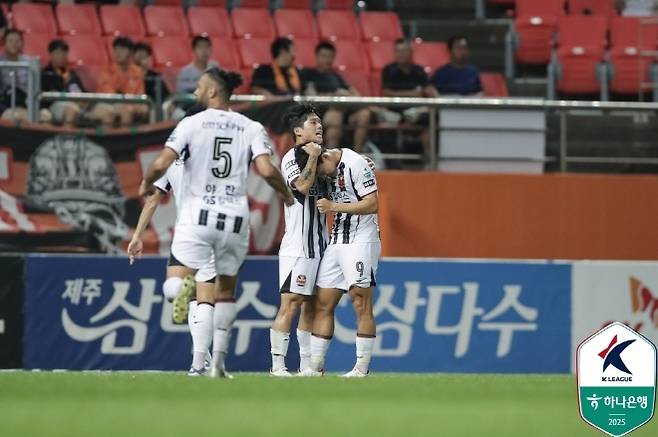 FC Seoul Cho Young -wook scored the second goal of the season at the Jeju SK expedition on the 23rd. Photo = Korea Professional Football Federation