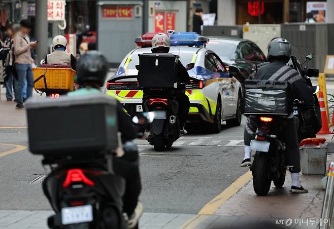 서울 시내에서 라이더들이 음식을 배달을 하고 있다. /사진제공=뉴스1