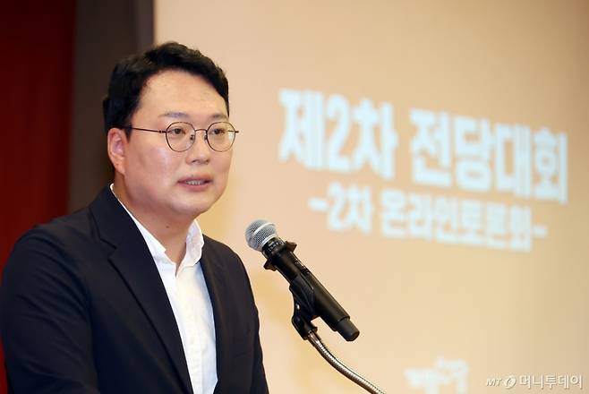 [서울=뉴시스] 고승민 기자 = 천하람 개혁신당 대표 직무대행 겸 원내대표가 23일 서울 여의도 국회도서관에서 열린 제2차 전당대회에서 개회사를 하고 있다. 2025.07.23. kkssmm99@newsis.com /사진=고승민