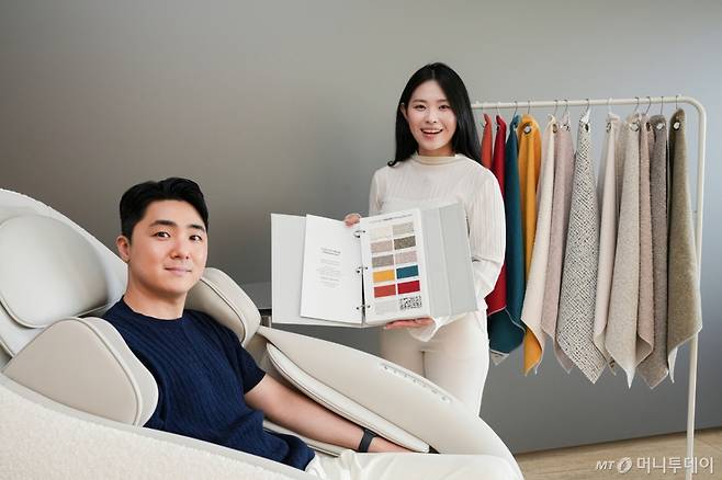 (서울=뉴스1) = 세라젬은 안마의자 외관을 취향에 맞춰 언제든 자유롭게 바꿀 수 있는 사이드 커버 교체 서비스 '파우제 피팅 서비스'를 본격 운영한다고 17일 밝혔다.  모델들이 세라젬 웰카페&라운지 동탄호수공원직영점에서 세라젬 파우제 M8 Fit을 체헙하며, 세라젬 파우제 피팅서비스를 살펴보고 있다. (세라젬 제공. 재판매 및 DB 금지) 2025.6.17/뉴스1  Copyright (C) 뉴스1. All rights reserved. 무단 전재 및 재배포,  AI학습 이용 금지. /사진=(서울=뉴스1)