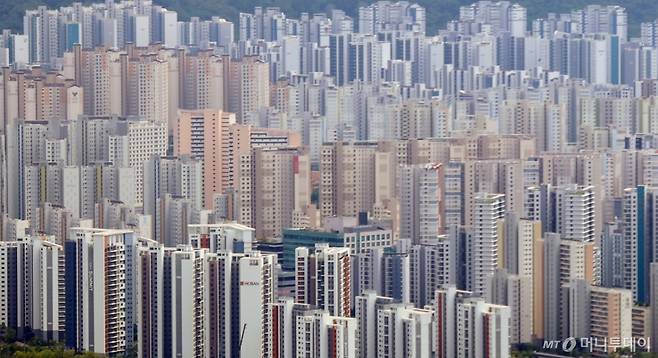 (서울=뉴스1) 오대일 기자 = 수도권 주택담보대출을 6억 원으로 제한하는 고강도 규제로 집값 상승을 기대하는 심리가 3년 만에 가장 빠르게 하락했다.   한국은행이 23일 발표한 소비자동향조사 결과 이달 주택가격전망 소비자동향지수(CSI)가 109로, 전월 대비 11포인트(p) 하락했다. 지난 2022년 7월(-16p) 이후 최대 하락 폭이다.   사진은 이날 오후 서울 송파구 롯데월드타워 전망대 서울스카이에서 바라본 아파트 단지 모습. 2025.7.23/뉴스1  Copyright (C) 뉴스1. All rights reserved. 무단 전재 및 재배포,  AI학습 이용 금지. /사진=(서울=뉴스1) 오대일 기자