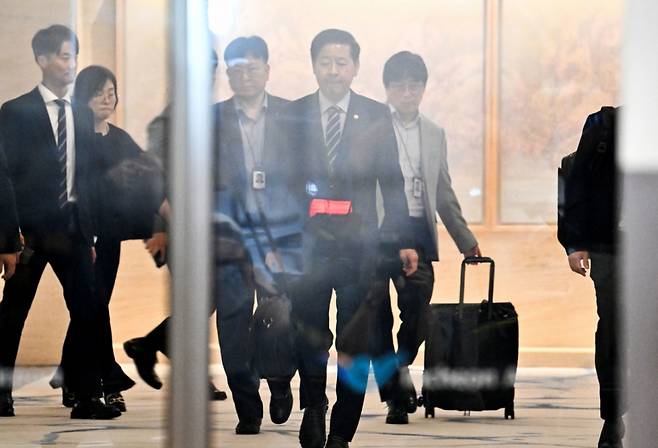 한미 '2+2 통상협상'을 위해 미국 워싱턴 D.C. 출국이 예정됐던 구윤철 경제부총리 겸 기획재정부 장관이 24일 오전 미국 측의 일정 변경으로 인해 출국이 취소되자 인천국제공항 제2터미널을 나서고 있다./사진제공=뉴스1(사진공동취재단)