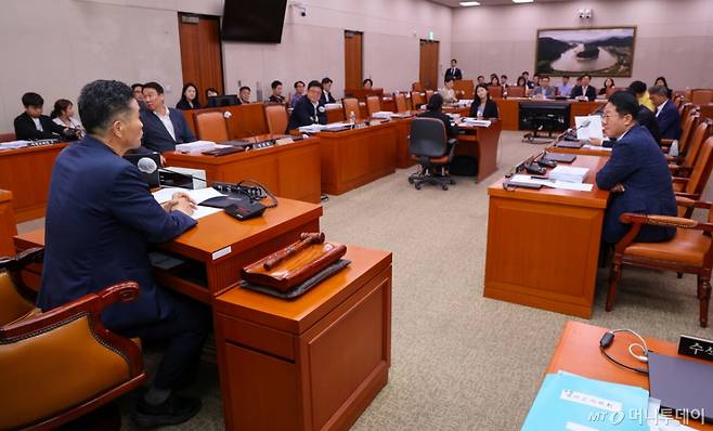(서울=뉴스1) 안은나 기자 = 10일 서울 여의도 국회에서 열린 제427회국회(임시회) 제1차 농림축산식품법안심사소위원회에서 이원택 소위원장이 양곡관리법 등 농업 4법 심사에 앞서 발언하고 있다. 2025.7.10/뉴스1  Copyright (C) 뉴스1. All rights reserved. 무단 전재 및 재배포,  AI학습 이용 금지. /사진=(서울=뉴스1) 안은나 기자