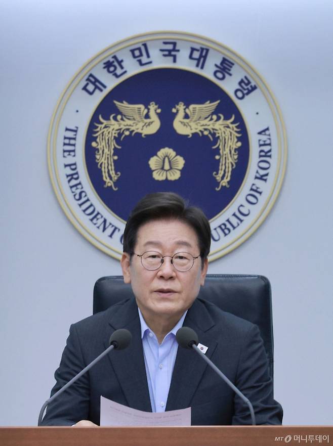 [서울=뉴시스] 고범준 기자 = 이재명 대통령이 24일 서울 용산 대통령실 청사에서 열린 제5차 수석보좌관회의에서 발언하고 있다. 2025.07.24. bjko@newsis.com /사진=고범준