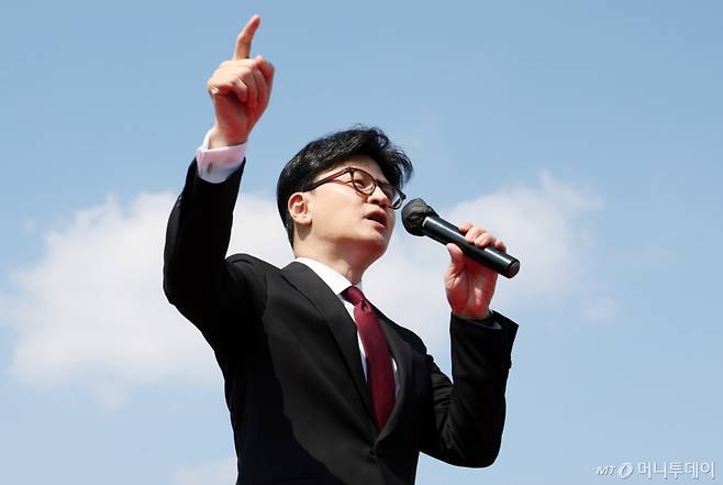 [서울=뉴시스] 조성우 기자 = 한동훈 전 국민의힘 대표가 10일 오후 서울 여의도 국회에서 제21대 대통령 선거 출마 선언을 하고 있다. 2025.04.10. xconfind@newsis.com /사진=조성우