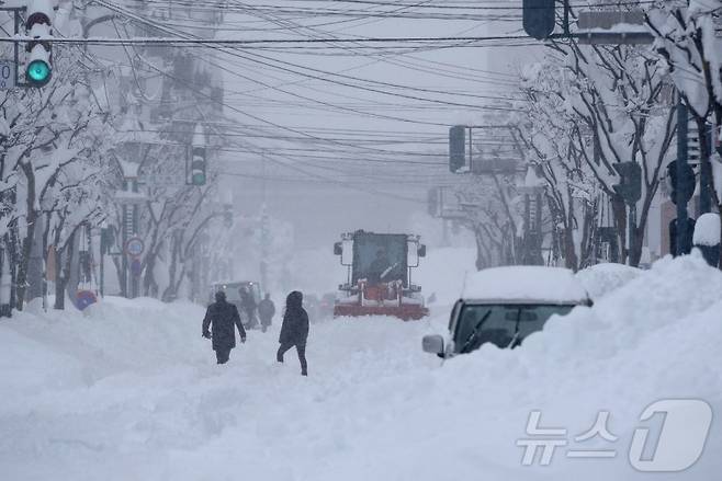 일본 홋카이도 오비히로에서 시민들이 제설 작업을 하고 있다. 24.02.04 ⓒ AFP=뉴스1 ⓒ News1