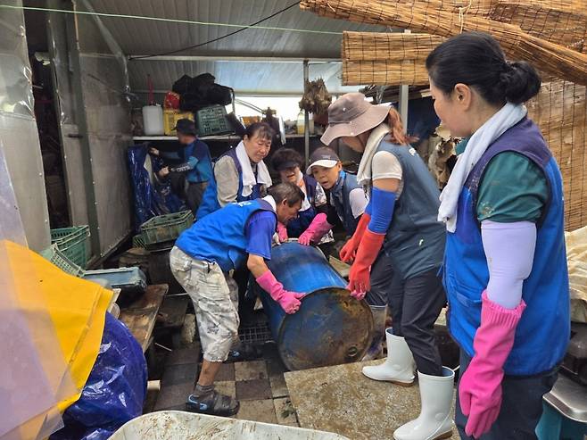 충남 아산시 침수피해 지역에서 자원봉사자들이 피해 복구 활동을 하는 모습/사진=아산시자원봉사센터