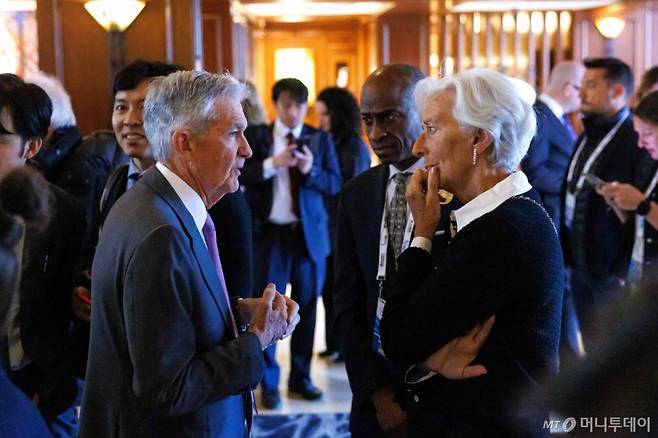 지난 5월20일(현지시간) 캐나다 앨버타주 밴프에서 열린 주요 7개국(G7) 재무장관 및 중앙은행 총재 회의에서 제롬 파월 미국 연방준비제도 의장(왼쪽)이 크리스틴 라가르드 유럽중앙은행 총재(오른쪽)와 이야기를 나누고 있다. /캐나다 밴프 AFP=뉴스1