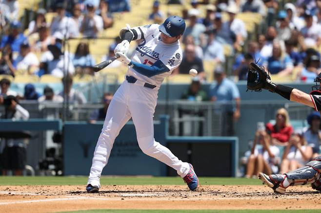 LA다저스 오타니 쇼헤이가 5경기 연속 홈런을 기록하며 팀의 역전승을 이끌었다. 사진은 다저스에서 활약 중인 오타니 쇼헤이의 모습. /사진=로이터