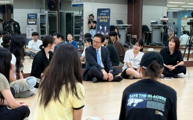 임태희 교육감이 23일 'K팝 경기공유학교'를 찾아 학생들과 이야기를 나누고 있다. /사진제공=경기도교육청