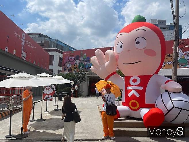 OK저축은행이 지난달부터 진행한 읏수저 캠페인과 연계한 팝업 스토어를 서울 성수에 열었다. 사진은 지난 23일 스위트스팟 스테이지 성수 '읏수저놀이터' 팝업 스토어. /사진=유찬우 기자