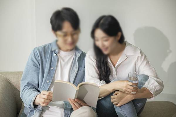 20년지기 남사친과 숙소를 잡고 공부했다가 상간녀로 몰려 소송당한 사연이 전해졌다. 사진은 기사 내용과 직접적인 관련이 없음. /사진=클립아트코리아