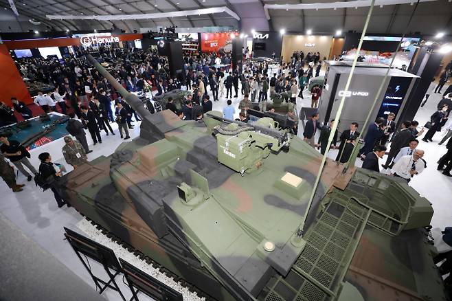 글로벌 경쟁력을 입증한 'K-방산 한류'의 지속성을 위해 정부가 적극적인 정책 지원에 나서야 한다는 목소리가 나온다. 사진은 2023년 열린 '서울 국제 항공우주 및 방위산업 전시회' 행사장에 진열됐던 K2EX(K2 수출형) 전차. /사진=뉴시스