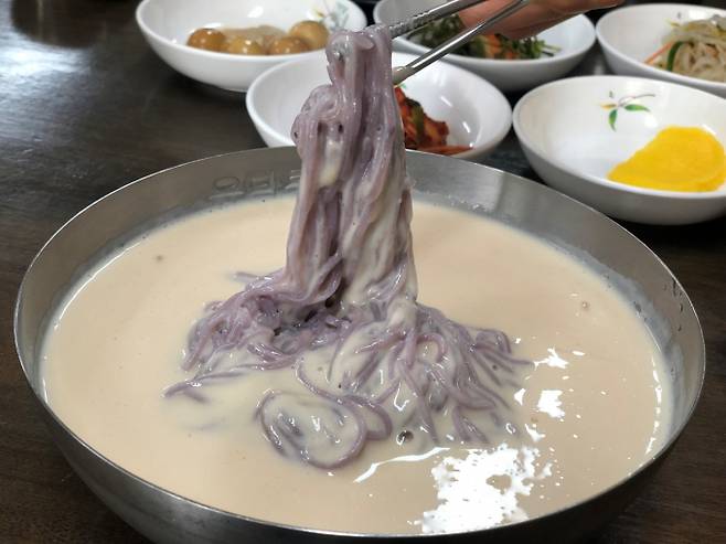 이연규유달전통맷돌면옥은 자색 고구마 쌀면을 사용한다. /사진=다이어리알
