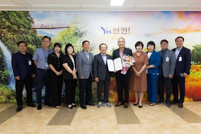 김덕현 연천군수가 24일 김을호 특별보좌관을 위촉하고 참석자들과 단체사진을 찍고 있다. /사진제공=연천군