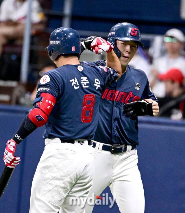 2025년 7월 23일 오후 서울 고척스카이돔에서 열린 '2025 신한 SOL뱅크 KBO 리그' 롯데 자이언츠와 키움 히어로즈의 경기. 롯데 2루 주자 고승민이 5회초 2사 만루서 레이예스의 2타점 2루타 때 홈을 밟고 전준우와 하이파이브를 하고 있다./고척 = 유진형 기자
