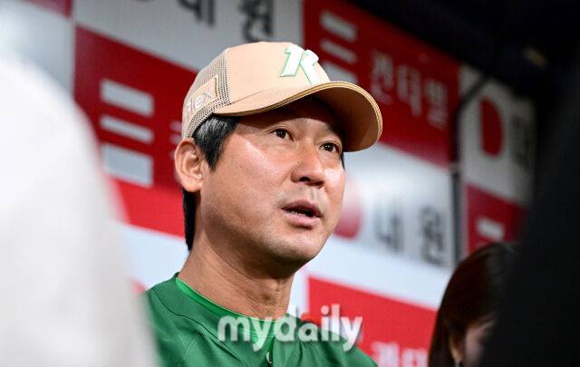 2025년 7월 24일 오후 서울 고척스카이돔에서 열린 '2025 신한 SOL뱅크 KBO 리그' 롯데 자이언츠와 키움 히어로즈의 경기. 키움 설종진 감독대행이 취재진들과 이야기를 나누고 있다./고척 = 유진형 기자