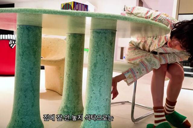 나나가 유리를 압축해서 만든 식탁을 공개했다. / 유튜브 'NA( )NA'