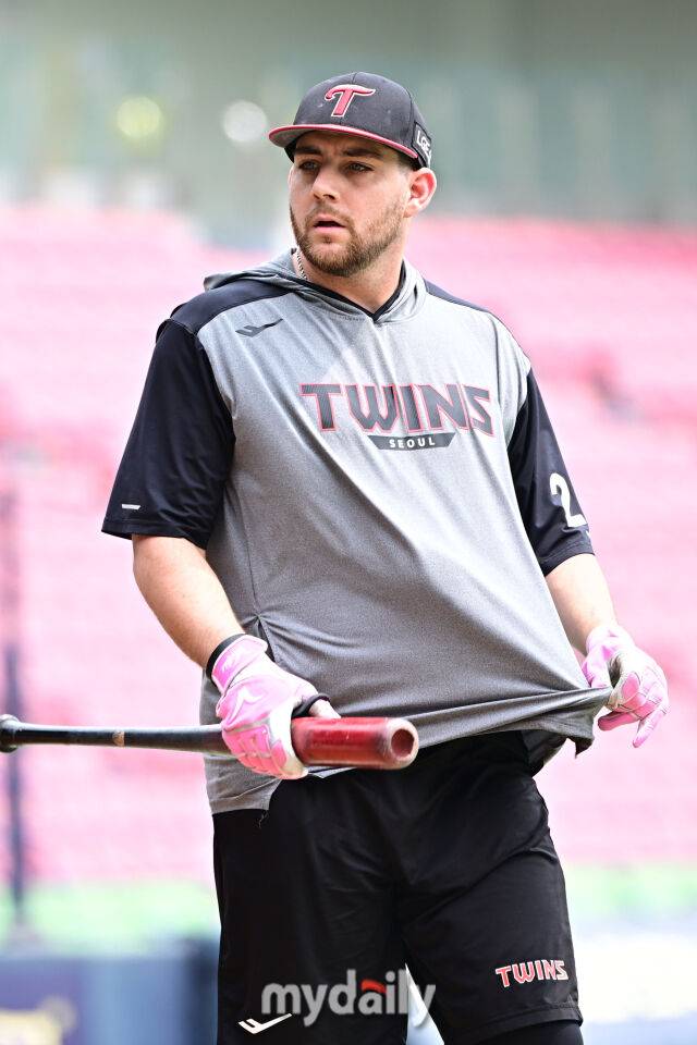 31일 서울 잠실야구장에서 열린 '2025 신한 SOL BANK KBO리그' 삼성 라이온즈와 LG 트윈스 경기.LG 오스틴이 경기 전 타격 훈련을 마치고 땀을 식히고 있다./마이데일리