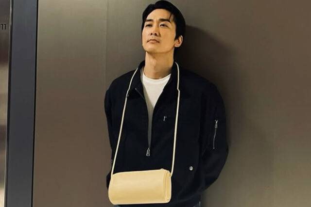 송승헌이 여자 화장실 앞에서 가방을 목에 걸고 있다. / 송승헌 소셜미디어