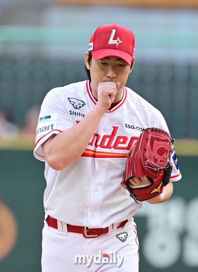 2025년 5월 13일 오후 인천 SSG랜더스필드에 진행된 '2025 신한 SOL뱅크 KBO 리그' NC 다이노스와 SSG 랜더스의 경기. SSG 선발투수 문승원이 1회초 2실점 한 뒤 아쉬워하고 있다./마이데일리