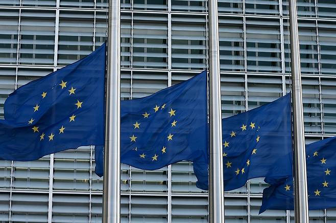 벨기에 브뤼셀에 위치한 유럽연합(EU) 본부 앞에 EU 국기가 걸려있는 모습. [게티이미지]