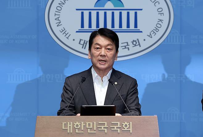 안철수 국민의힘 의원이 7일 서울 여의도 국회 소통관에서 당의 혁신위원장 직을 사퇴하고 당대표 출마를 공식 선언하고 있다. 이상섭 기자