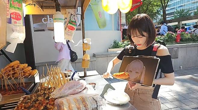 오프라인 데이트에 나선 스트리머 ‘우정잉’과 버추얼 스트리머 ‘끠끼’ [SOOP 제공]