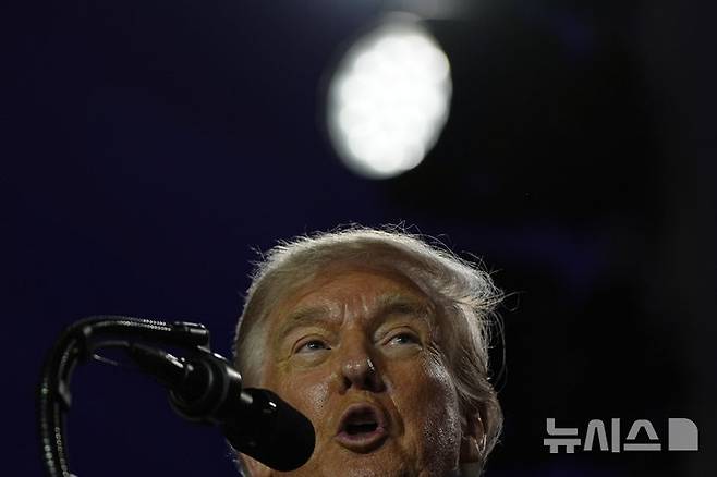 [워싱턴DC=AP/뉴시스]도널드 트럼프 미국 대통령이 23일(현지 시간) 워싱턴DC 앤드루 W 멜런 강당에서 인공지능(AI) 서밋 행사에 참석해 연설하고 있다. 2025.07.24.