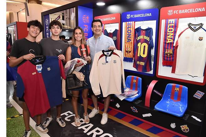 [서울=뉴시스] 황준선 기자 = 지난 23일 서울 송파구 롯데월드몰에 FC바르셀로나의 방한을 기념하기 위해 마련된 'FC서울 VS FC바르셀로나' 팝업 스토어를 찾은 외국인 관광객들이 기념촬영을 하고 있다. (사진=형지엘리트 제공) 2025.07.23. photo@newsis.com *재판매 및 DB 금지