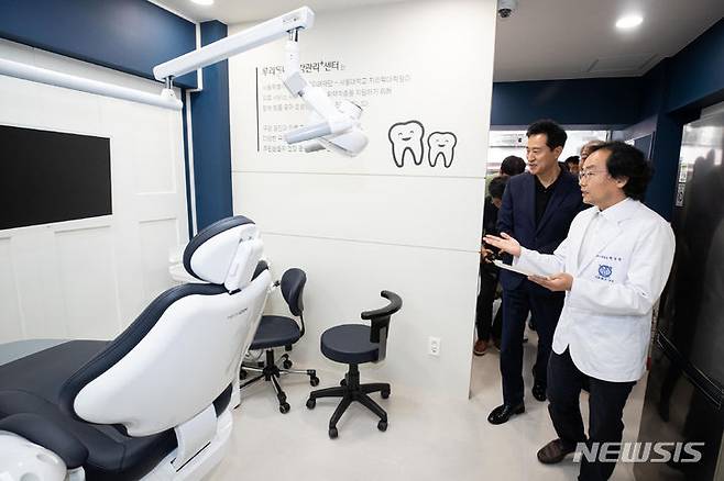 [서울=뉴시스] 이영환 기자 = 오세훈 서울시장이 1일 서울 용산구 동자동 쪽방촌 주민들이 무료로 치과 진료를 받을 수 있는 우리동네구강관리 플러스센터 개소식에서 진료실을 둘러보고 있다. (공동취재) 2024.07.01. photo@newsis.com