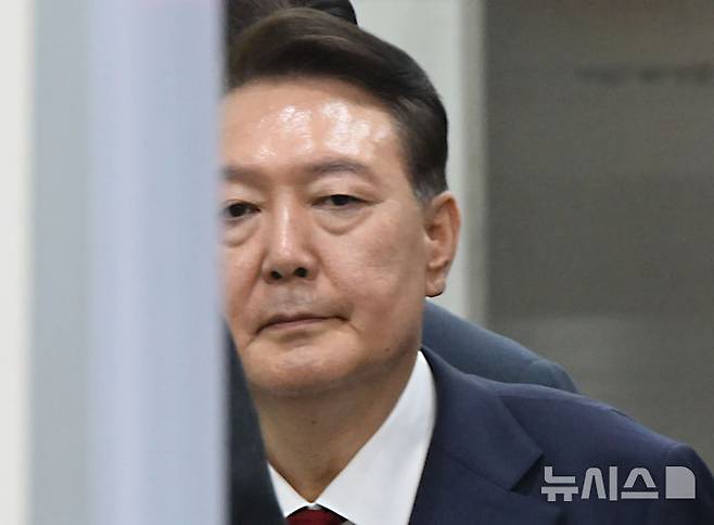 [서울=뉴시스] 사진공동취재단 = 윤석열 전 대통령이 지난 9일 서울 서초구 서울중앙지법에서 열린 직권남용 등 혐의 영장실질심사(구속 전 피의자 심문)를 마친 뒤 대기 장소인 서울구치소로 이동하기 위해 법원을 나서고 있다. 12·3 비상계엄 사태의 '정점'으로 조은석 특별검사가 이끄는 내란 특검팀에 구속영장이 청구된 윤 전 대통령은 지난 1월 18일 내란우두머리 등 혐의 영장실질심사를 받은 지 172일 만에 재구속 기로에 서게 됐다. 2025.07.09. photo@newsis.com