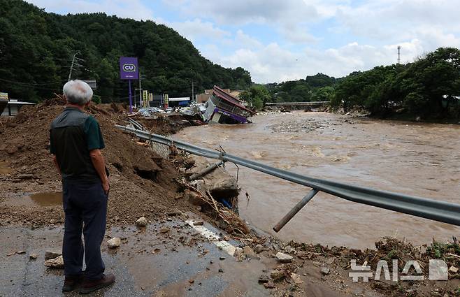 [가평=뉴시스] 이영환 기자 = 20일 오후 경기 가평군 조종면 십이탄천 인근에 위치한 편의점이 집중호우로 인해 무너져 있다. 2025.07.20. 20hwan@newsis.com